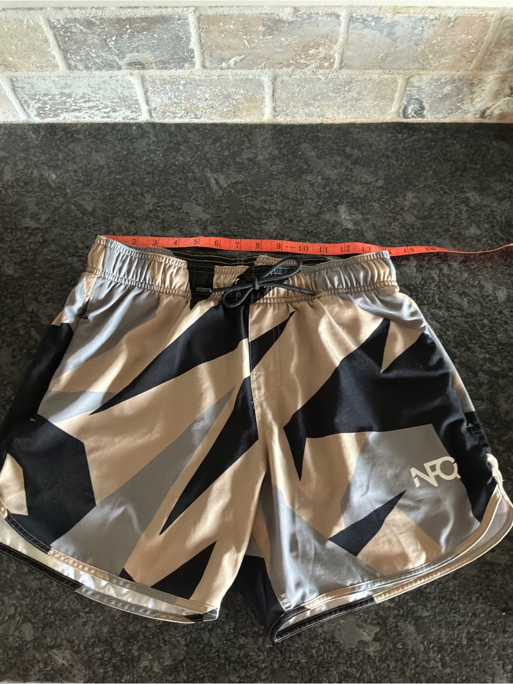 NFQ men’s athletic geometric camo pattern pockets, liner, size small